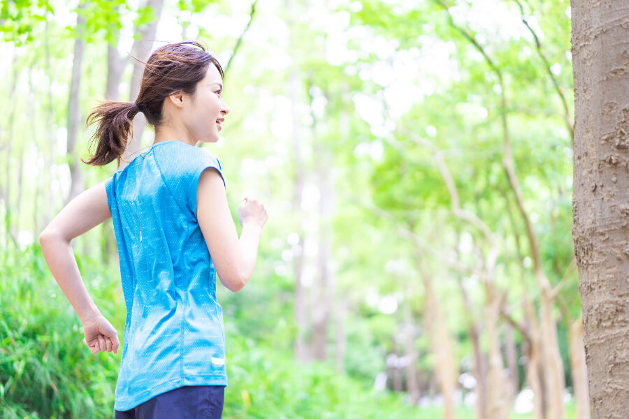 運動する女性